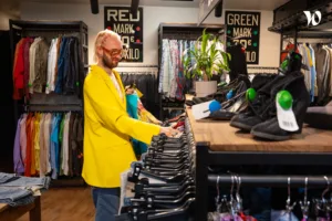 Mannequin homme fouille dans un Kilo Shop | Friperie Kilo Shop REDUCE REUSE RECYCLE
